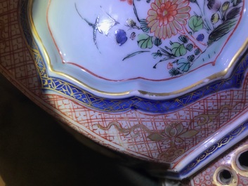 Une paire de jardini&egrave;res de forme hexagonale en porcelaine de Chine famille verte, Kangxi/Yongzheng