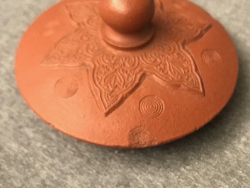 Een Chinese Yixing steengoed theepot met reli&euml;fdecor van draken, Kangxi