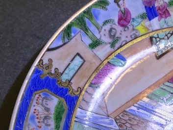Une paire de tasses et soucoupes en porcelaine de Chine famille rose de Canton, dat&eacute;es 1831