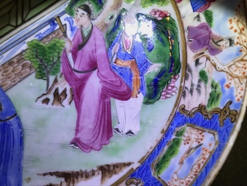 Une paire de tasses et soucoupes en porcelaine de Chine famille rose de Canton, dat&eacute;es 1831