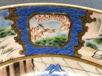 Une paire de tasses et soucoupes en porcelaine de Chine famille rose de Canton, dat&eacute;es 1831