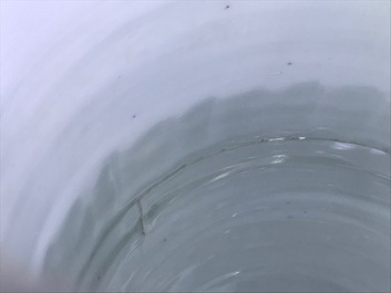 A fine Chinese blue and white sleeve vase with figural design all-round, Transitional period