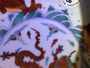 Une assiette en porcelaine de Chine doucai, marque de Chenghua, Yonzheng