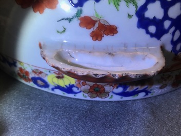 Une terrine couverte en porcelaine de Chine famille verte &agrave; d&eacute;cor de femmes dans un paysage, Yongzheng