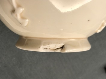 Un vase en porcelaine blanc de Chine de Dehua &agrave; d&eacute;cor en relief, Kangxi