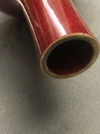 Un vase de forme bouteille en porcelaine de Chine sang de boeuf, Qianlong/Jiaqing