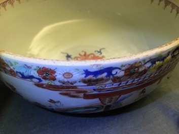 Une terrine couverte en porcelaine de Chine famille verte &agrave; d&eacute;cor de femmes dans un paysage, Yongzheng