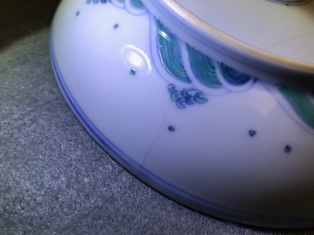 Une assiette en porcelaine de Chine doucai, marque de Chenghua, Yonzheng
