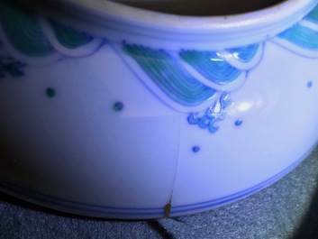Une assiette en porcelaine de Chine doucai, marque de Chenghua, Yonzheng