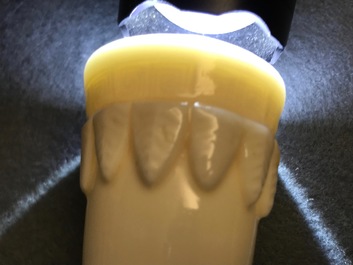 Un vase en porcelaine blanc de Chine de Dehua &agrave; d&eacute;cor en relief, Kangxi