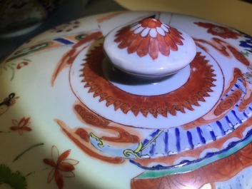 Une terrine couverte en porcelaine de Chine famille verte &agrave; d&eacute;cor de femmes dans un paysage, Yongzheng