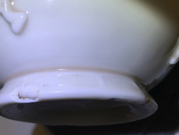 Un vase en porcelaine blanc de Chine de Dehua &agrave; d&eacute;cor en relief, Kangxi