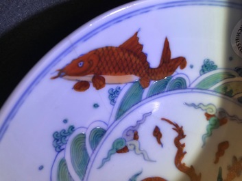 Une assiette en porcelaine de Chine doucai, marque de Chenghua, Yonzheng