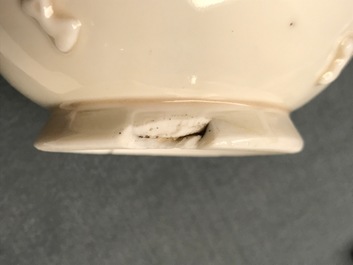 Un vase en porcelaine blanc de Chine de Dehua &agrave; d&eacute;cor en relief, Kangxi