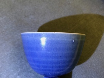 Een paar Chinese monochrome blauwe Hatcher Cargo stem cups, Transitie periode