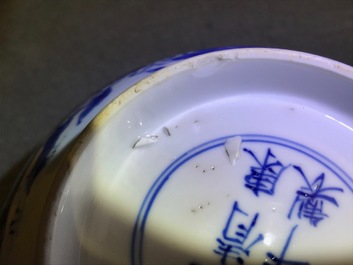 Un bol de type klapmuts en porcelaine de Chine bleu et blanc, marque et &eacute;poque de Kangxi
