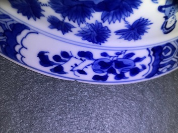Un bol de type klapmuts en porcelaine de Chine bleu et blanc, marque et &eacute;poque de Kangxi