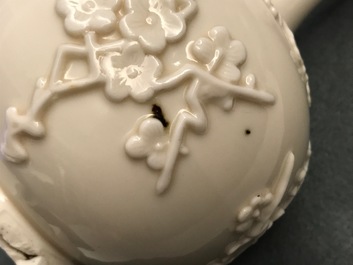Un vase en porcelaine blanc de Chine de Dehua &agrave; d&eacute;cor en relief, Kangxi