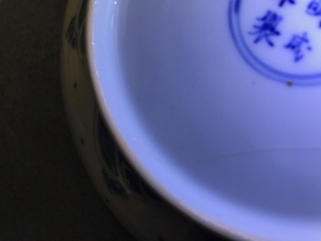 Une assiette en porcelaine de Chine doucai, marque de Chenghua, Yonzheng