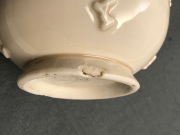 Un vase en porcelaine blanc de Chine de Dehua &agrave; d&eacute;cor en relief, Kangxi