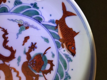 Une assiette en porcelaine de Chine doucai, marque de Chenghua, Yonzheng