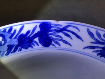 Un bol de type klapmuts en porcelaine de Chine bleu et blanc, marque et &eacute;poque de Kangxi