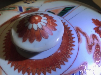 Une terrine couverte en porcelaine de Chine famille verte &agrave; d&eacute;cor de femmes dans un paysage, Yongzheng