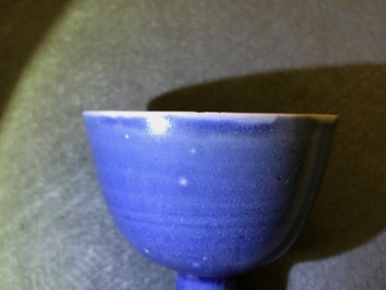Een paar Chinese monochrome blauwe Hatcher Cargo stem cups, Transitie periode