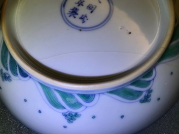 Une assiette en porcelaine de Chine doucai, marque de Chenghua, Yonzheng