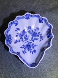 Five Chinese blue and white shell-shaped trays, Qianlong