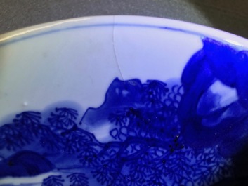 Une coupe en porcelaine de Chine bleu et blanc, marque et &eacute;poque de Kangxi