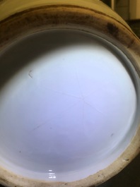 Een Chinese famille rose vaas met tweezijdig decor, 19/20e eeuw