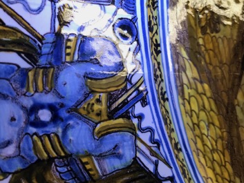 Een grote Italiaanse majolica 'Alexander de Grote' wapenschotel, atelier Francesco Grue, Castelli, 17e eeuw