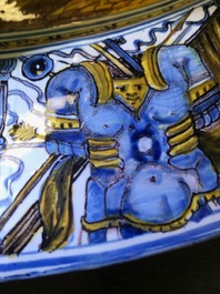 Een grote Italiaanse majolica 'Alexander de Grote' wapenschotel, atelier Francesco Grue, Castelli, 17e eeuw