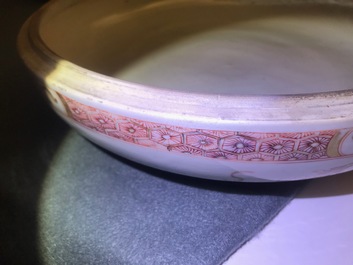 Een grote Chinese ijzerrode en vergulde dekselkom, Kangxi