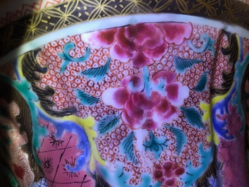 Une paire de vases en porcelaine de Chine famille rose aux dames dans un jardin Yongzheng