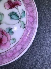 Een fijne Chinese famille rose theepot en een 'Romance of the Western Chamber' bord, Yongzheng/Qianlong