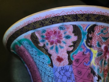 Une paire de vases en porcelaine de Chine famille rose aux dames dans un jardin Yongzheng