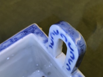 Un br&ucirc;le-parfum de type ding en porcelaine de Chine bleu et blanc, 18/19&egrave;me