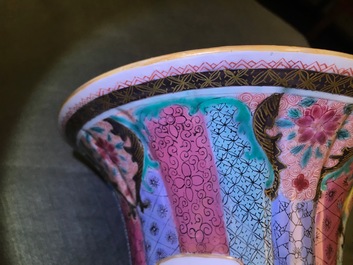 Une paire de vases en porcelaine de Chine famille rose aux dames dans un jardin Yongzheng