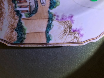 Een paar octagonale Chinese famille rose wapenborden voor de Engelse markt, Qianlong