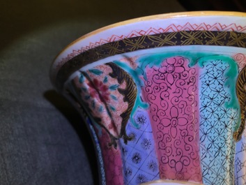Une paire de vases en porcelaine de Chine famille rose aux dames dans un jardin Yongzheng