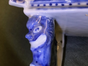 Un br&ucirc;le-parfum de type ding en porcelaine de Chine bleu et blanc, 18/19&egrave;me