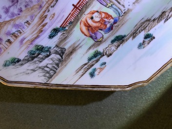 Een paar octagonale Chinese famille rose wapenborden voor de Engelse markt, Qianlong