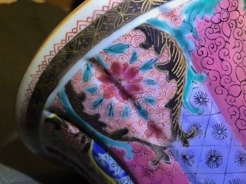 Une paire de vases en porcelaine de Chine famille rose aux dames dans un jardin Yongzheng