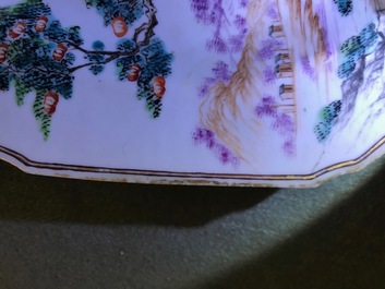 Een paar octagonale Chinese famille rose wapenborden voor de Engelse markt, Qianlong