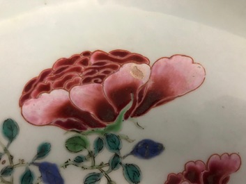 A large octagonal Chinese famille rose charger with a goose, Yongzheng/Qianlong
