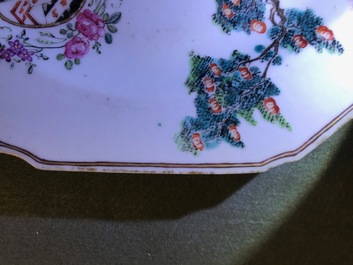 Een paar octagonale Chinese famille rose wapenborden voor de Engelse markt, Qianlong
