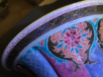 Une paire de vases en porcelaine de Chine famille rose aux dames dans un jardin Yongzheng