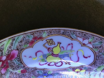 Een fijne Chinese famille rose theepot en een 'Romance of the Western Chamber' bord, Yongzheng/Qianlong